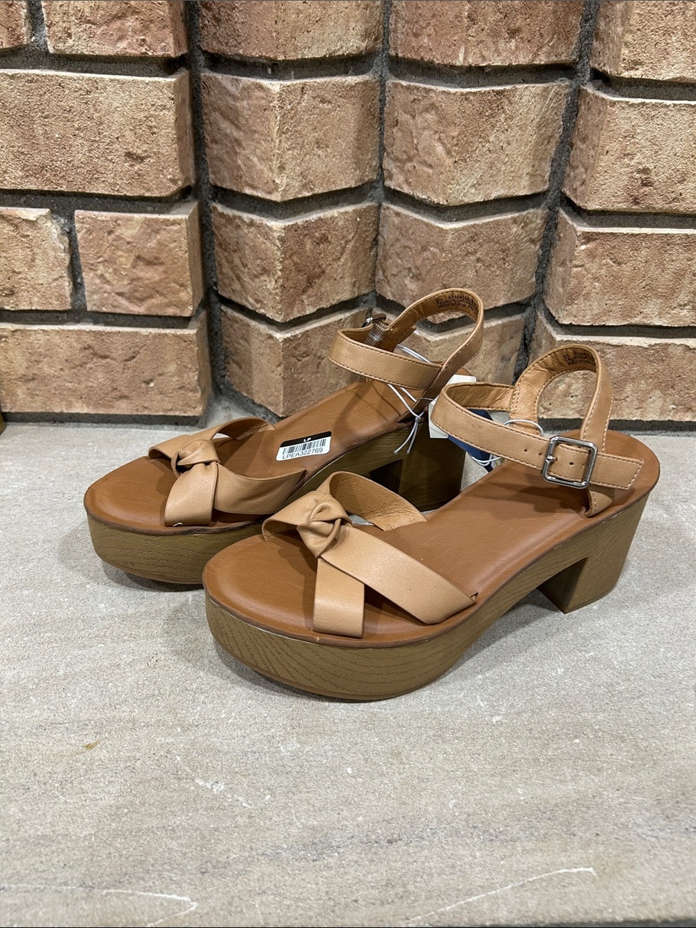 NWT Universal thread Tan Platform Knot Front Sandals Women’s size 8.5